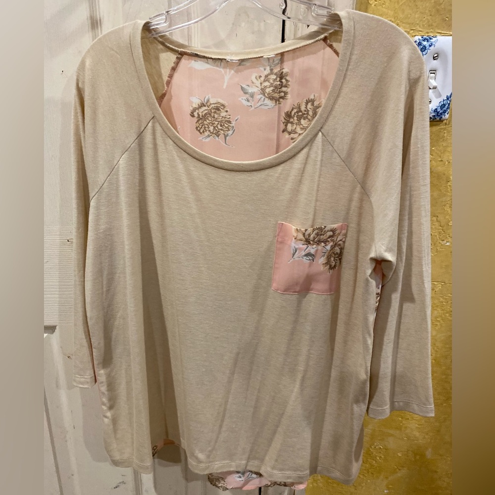 🌸Pretty floral and cream top Size 1x